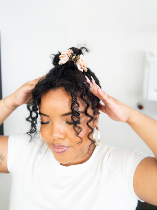 Petite Claw Clip in Azalea